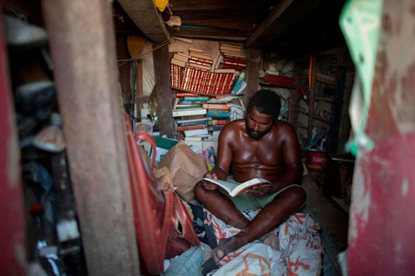 Người đàn ông Brazil 22 năm sống trong lâu đài cát trên bãi biển