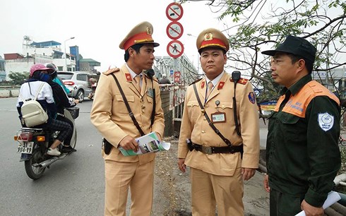 Cứu cô gái đòi nhảy cầu Chương Dương tự tử