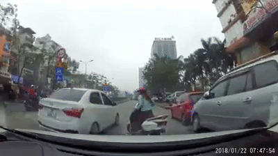 Clip: Cắt ngang sang đường nhưng không được, Ninja Lead loay hoay húc 3 phát vào hông ô tô rồi mới chịu đi Clip: Cắt ngang sang đường nhưng không được, Ninja Lead loay hoay húc 3 phát vào hông ô tô rồi mới chịu đi