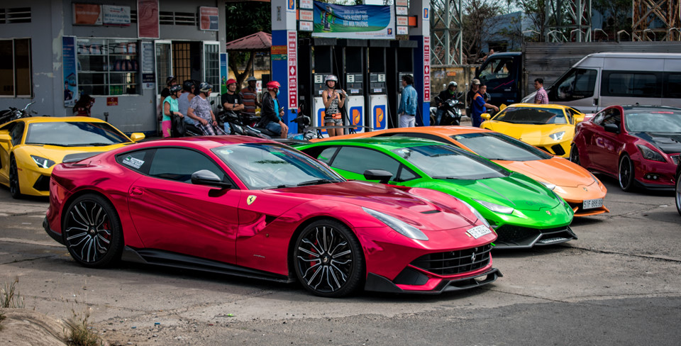 Minh Nhựa và Nguyễn Quốc Cường lái siêu xe dã ngoại cuối tuần