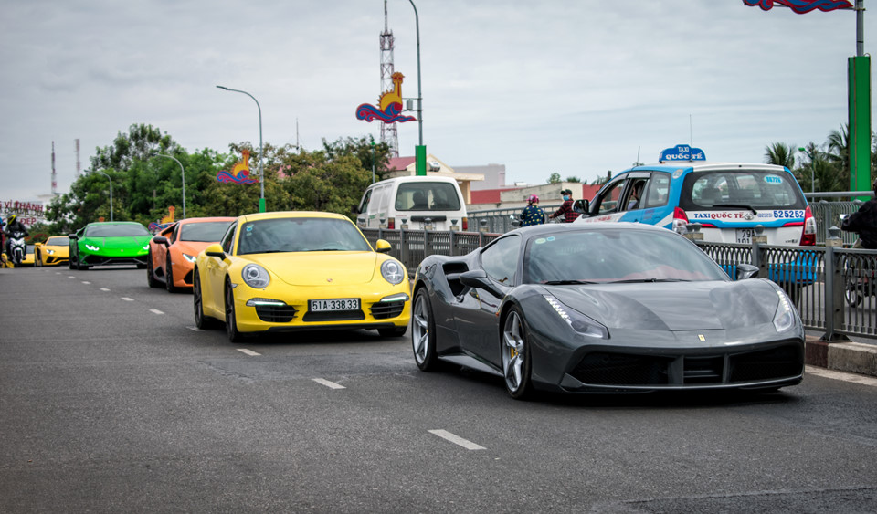 Minh Nhựa và Nguyễn Quốc Cường lái siêu xe dã ngoại cuối tuần