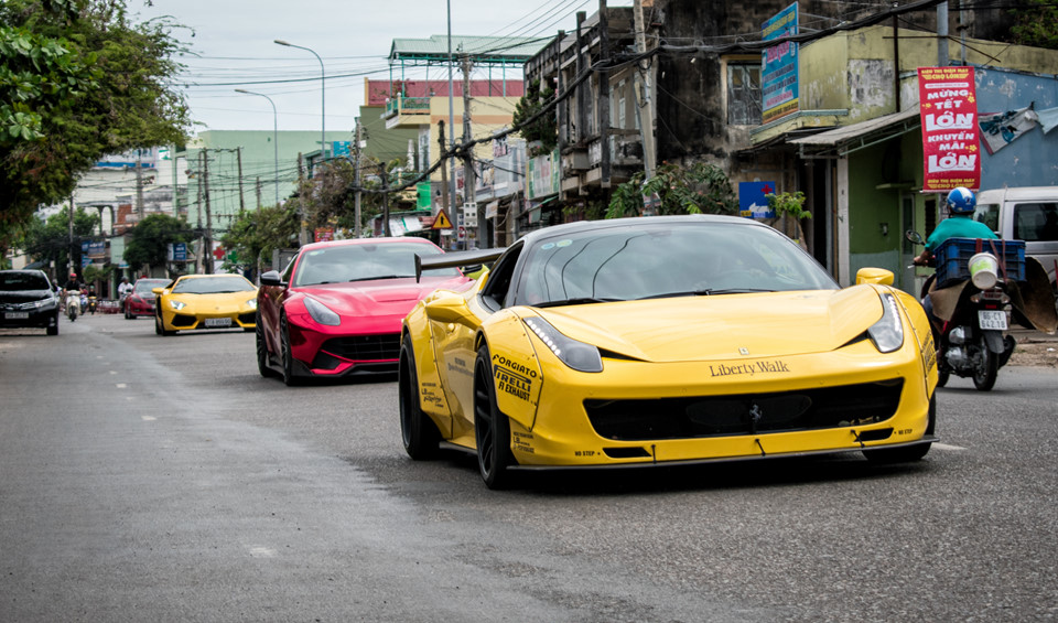 Minh Nhựa và Nguyễn Quốc Cường lái siêu xe dã ngoại cuối tuần