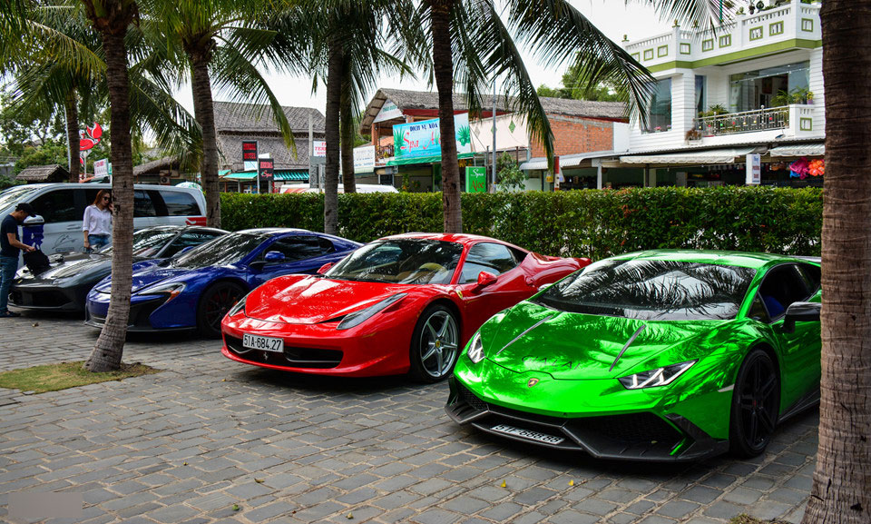 Minh Nhựa và Nguyễn Quốc Cường lái siêu xe dã ngoại cuối tuần