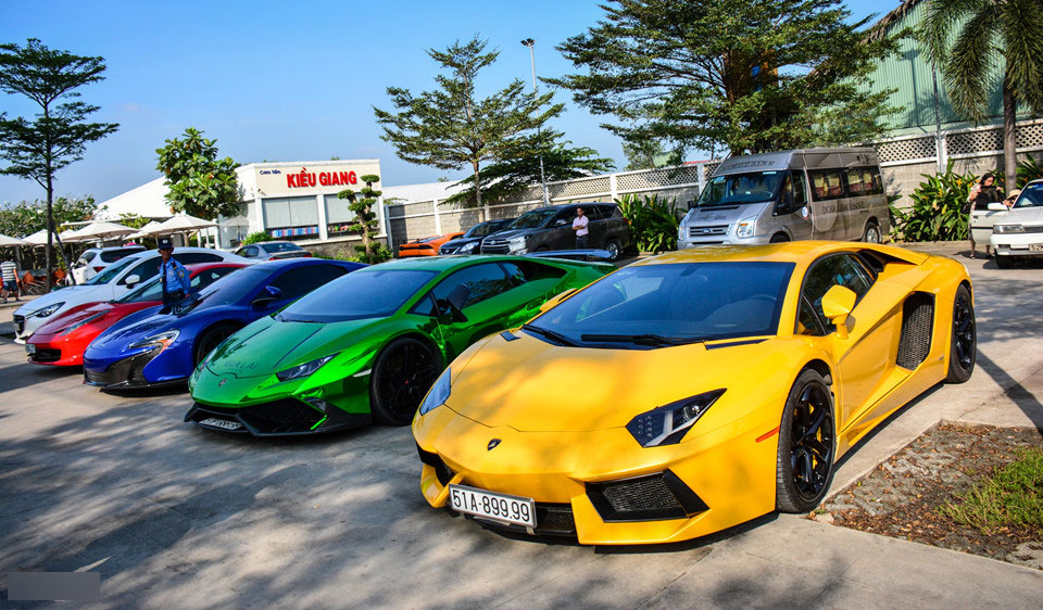 Minh Nhựa và Nguyễn Quốc Cường lái siêu xe dã ngoại cuối tuần