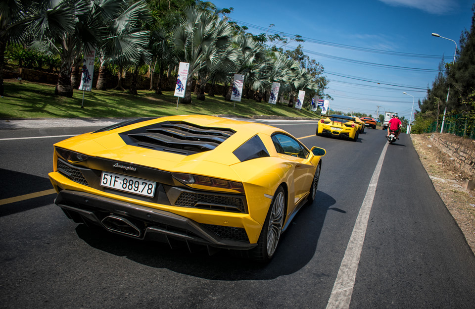 Minh Nhựa và Nguyễn Quốc Cường lái siêu xe dã ngoại cuối tuần