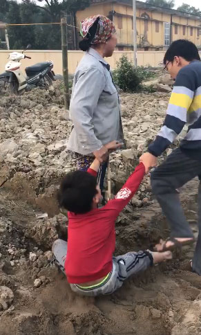 Ăn trộm ngô, bé trai bị chủ ruộng đánh, đấm liên tiếp vào mặt gây phẫn nộ Ăn trộm ngô, bé trai bị chủ ruộng đánh, đấm liên tiếp vào mặt gây phẫn nộ