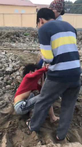 Ăn trộm ngô, bé trai bị chủ ruộng đánh, đấm liên tiếp vào mặt gây phẫn nộ