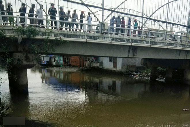 Nhảy xuống sông trốn cảnh sát, một người mất tích