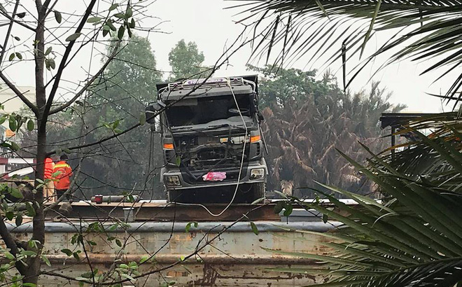 Trục vớt thành công xe tải ‘đè’ sập cầu Long Kiển