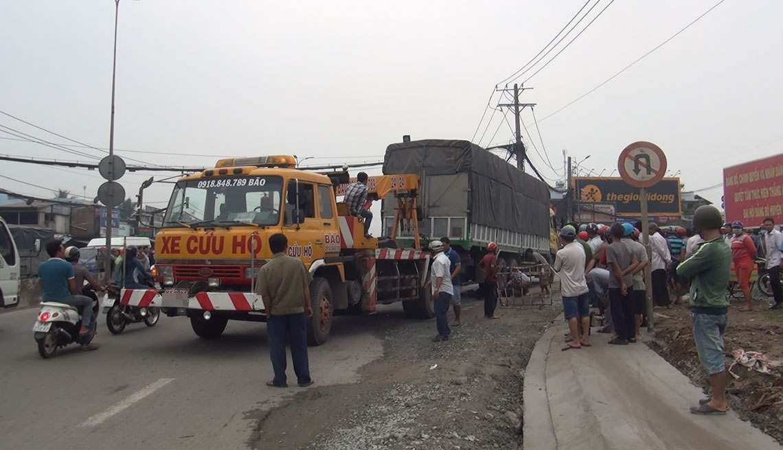 Con trai bị thương, mẹ già tử vong mắc kẹt dưới gầm xe tải sau va chạm kinh hoàng