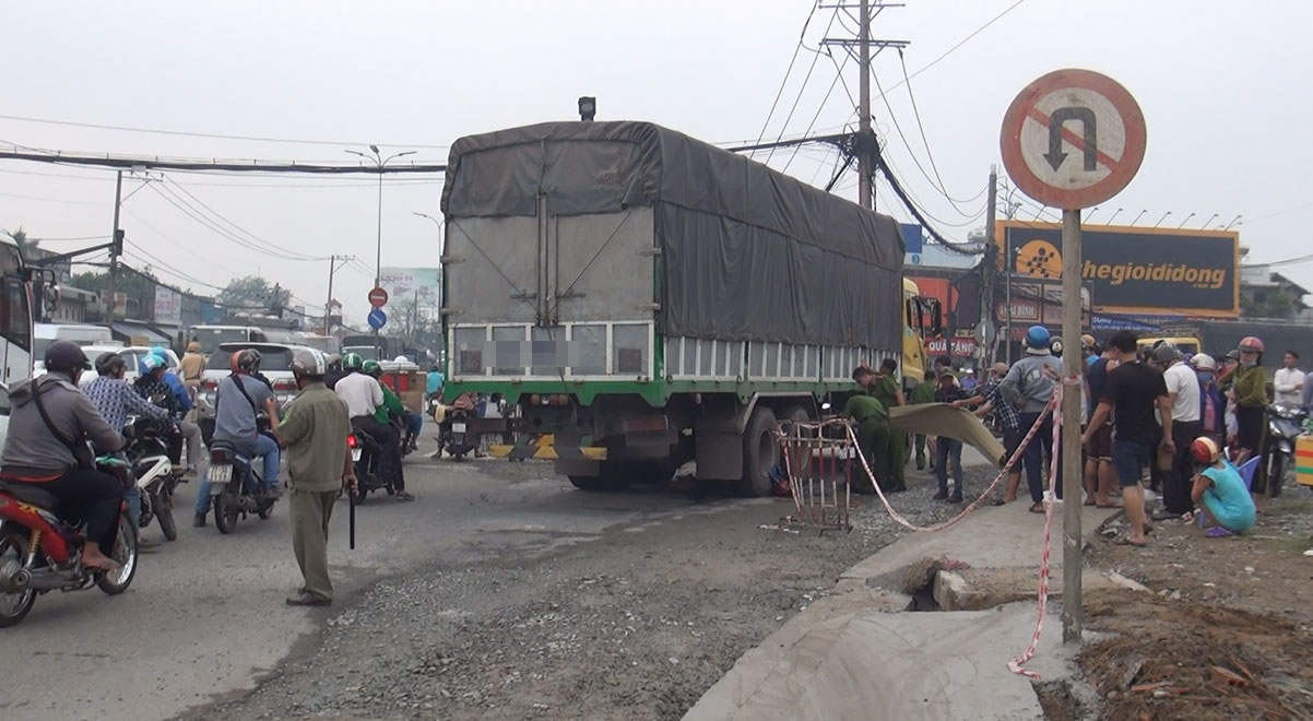 Con trai bị thương, mẹ già tử vong mắc kẹt dưới gầm xe tải sau va chạm kinh hoàng