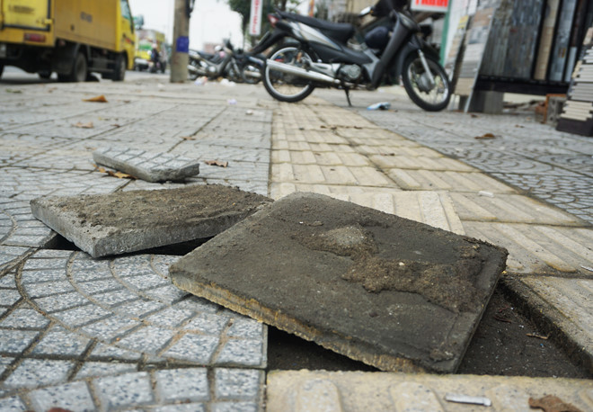 Vỉa hè Đà Nẵng bị hỏng, ban quản lý nói do dân giẫm lên gạch