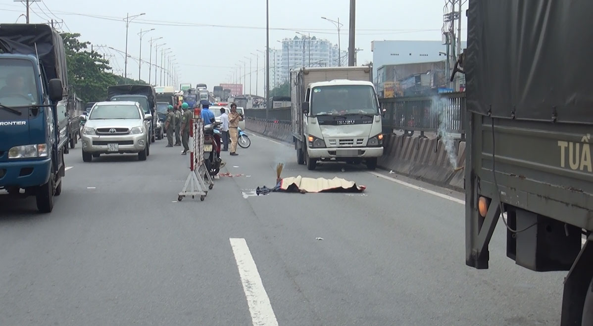 Người đàn ông bị xe tải húc văng 3m tử vong sau khi liên tục lao vào các phương tiện trên quốc lộ 1