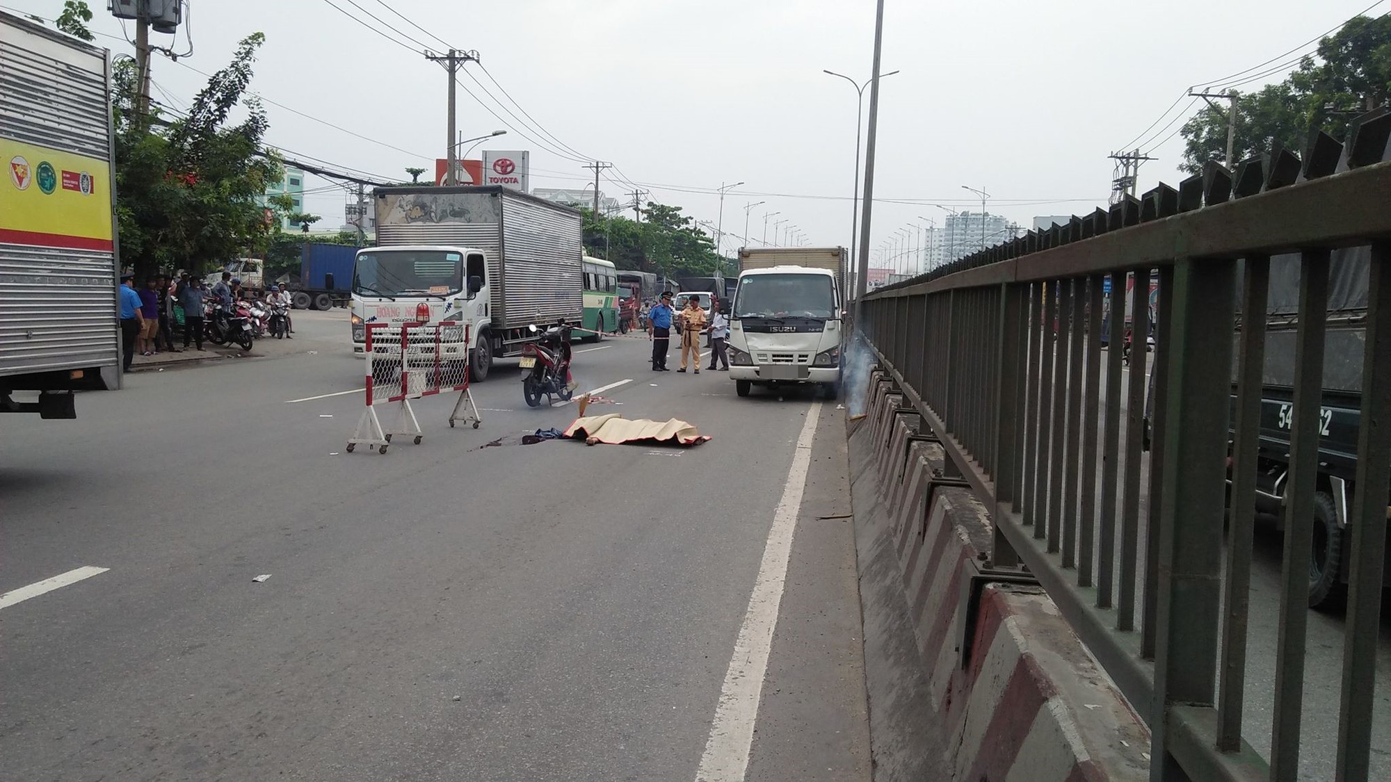 Người đàn ông bị xe tải húc văng 3m tử vong sau khi liên tục lao vào các phương tiện trên quốc lộ 1