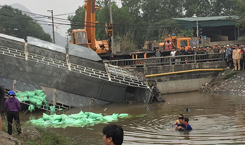 Tài xế tử vong trong cabin khi xe tải văng xuống kênh