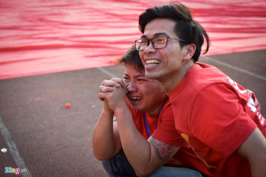 Khóc òa sung sướng trong trận thắng khó tin trước U23 Qatar