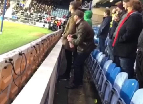 Khán giả bị bắt vì tiểu tiện vào chai nước của thủ môn