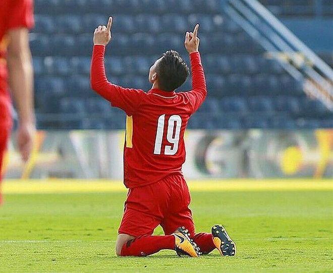 Người hâm mộ vào Facebook của Quang Hải chúc mừng