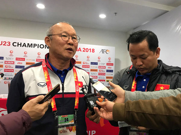 Ngập tràn xúc động, HLV Park Hang-seo vẫn bình tĩnh nói: Còn trận chung kết nữa cơ mà