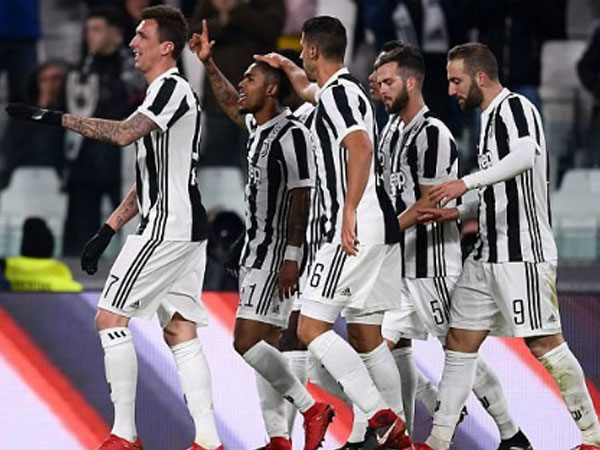 Juventus hạ Genoa, bám sát Napoli ở Serie A