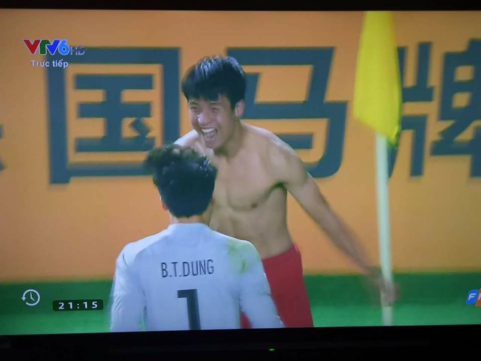 Dân mạng đồng loạt thả phẫn nộ khi Linh Ka nhắn quản lí mời hậu vệ Bùi Tiến Dũng về làm hotteen