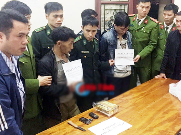Bắt nóng 2 người Lào tuồn ma túy đá vào Việt Nam