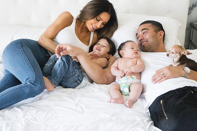 Bế con 9 tuần tuổi tập gym hùng hục, bà mẹ 6 múi lại một lần nữa làm dấy lên những ý kiến trái chiều