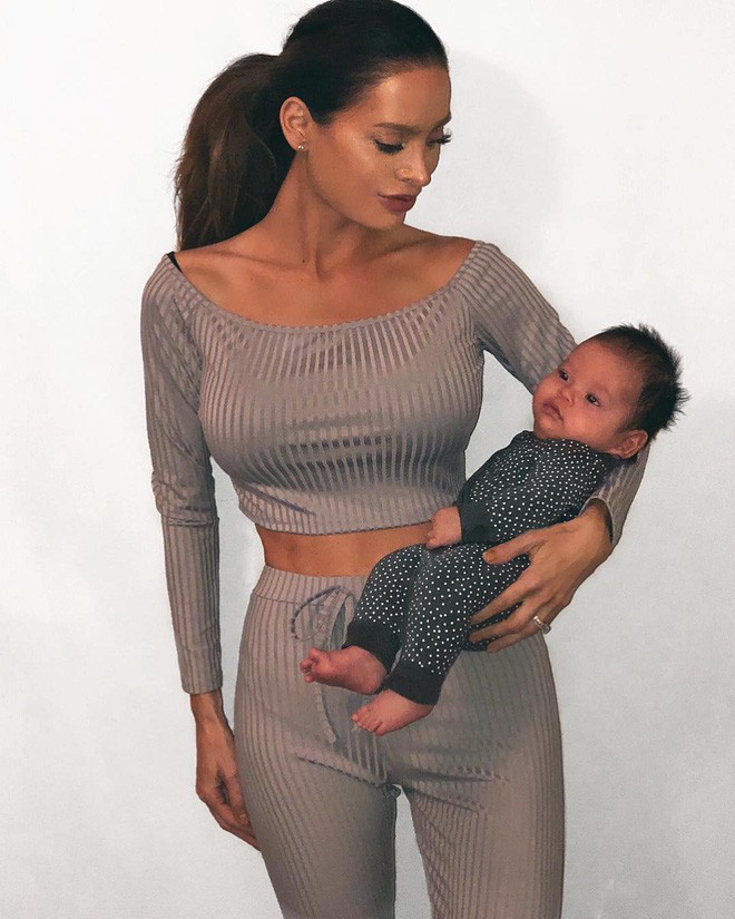 Bế con 9 tuần tuổi tập gym hùng hục, bà mẹ 6 múi lại một lần nữa làm dấy lên những ý kiến trái chiều