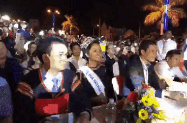 Chẳng Hoa hậu nào vượt được sự hồn nhiên của HHen Niê: Ngồi bàn đại biểu vẫn nhún nhẩy tưng bừng Chẳng Hoa hậu nào vượt được sự hồn nhiên của HHen Niê: Ngồi bàn đại biểu vẫn nhún nhẩy tưng bừng