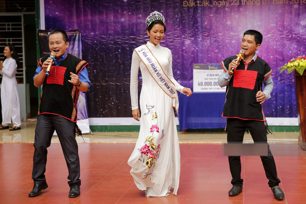 HHen Niê về trường, lên sân khấu nhún nhảy theo tiết mục cây nhà lá vườn của các thầy cô cực đáng yêu