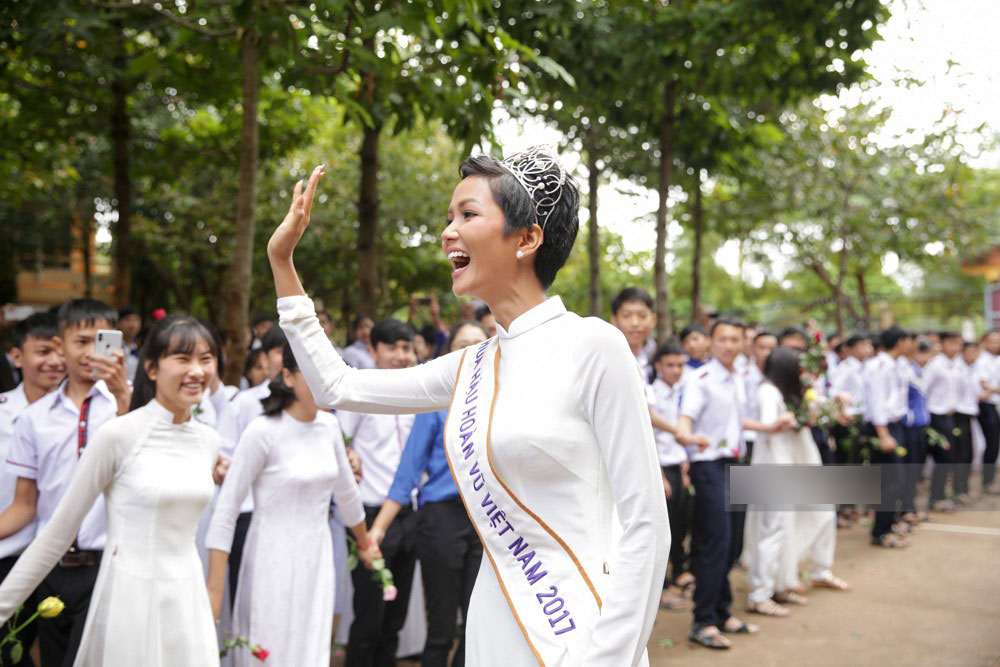 HHen Niê về trường, lên sân khấu nhún nhảy theo tiết mục cây nhà lá vườn của các thầy cô cực đáng yêu HHen Niê về trường, lên sân khấu nhún nhảy theo tiết mục cây nhà lá vườn của các thầy cô cực đáng yêu