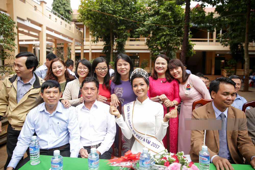 HHen Niê về trường, lên sân khấu nhún nhảy theo tiết mục cây nhà lá vườn của các thầy cô cực đáng yêu