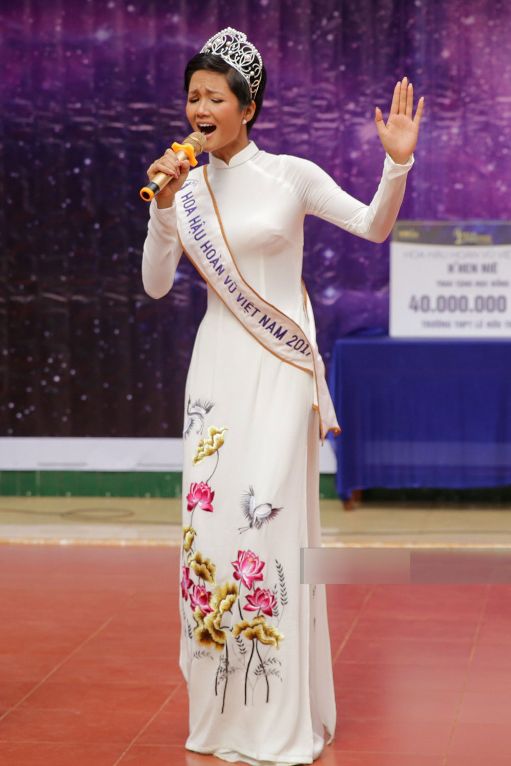 HHen Niê về trường, lên sân khấu nhún nhảy theo tiết mục cây nhà lá vườn của các thầy cô cực đáng yêu