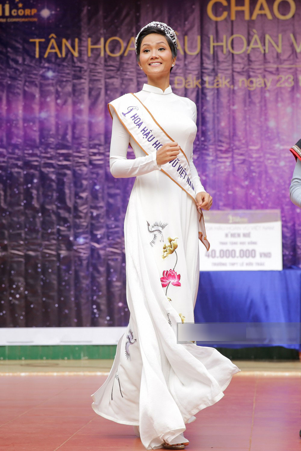 HHen Niê về trường, lên sân khấu nhún nhảy theo tiết mục cây nhà lá vườn của các thầy cô cực đáng yêu