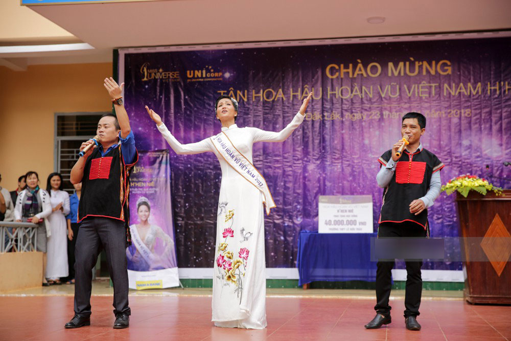 HHen Niê về trường, lên sân khấu nhún nhảy theo tiết mục cây nhà lá vườn của các thầy cô cực đáng yêu HHen Niê về trường, lên sân khấu nhún nhảy theo tiết mục cây nhà lá vườn của các thầy cô cực đáng yêu