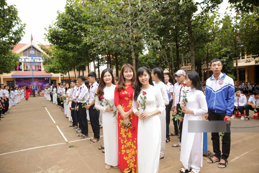HHen Niê về trường, lên sân khấu nhún nhảy theo tiết mục cây nhà lá vườn của các thầy cô cực đáng yêu HHen Niê về trường, lên sân khấu nhún nhảy theo tiết mục cây nhà lá vườn của các thầy cô cực đáng yêu