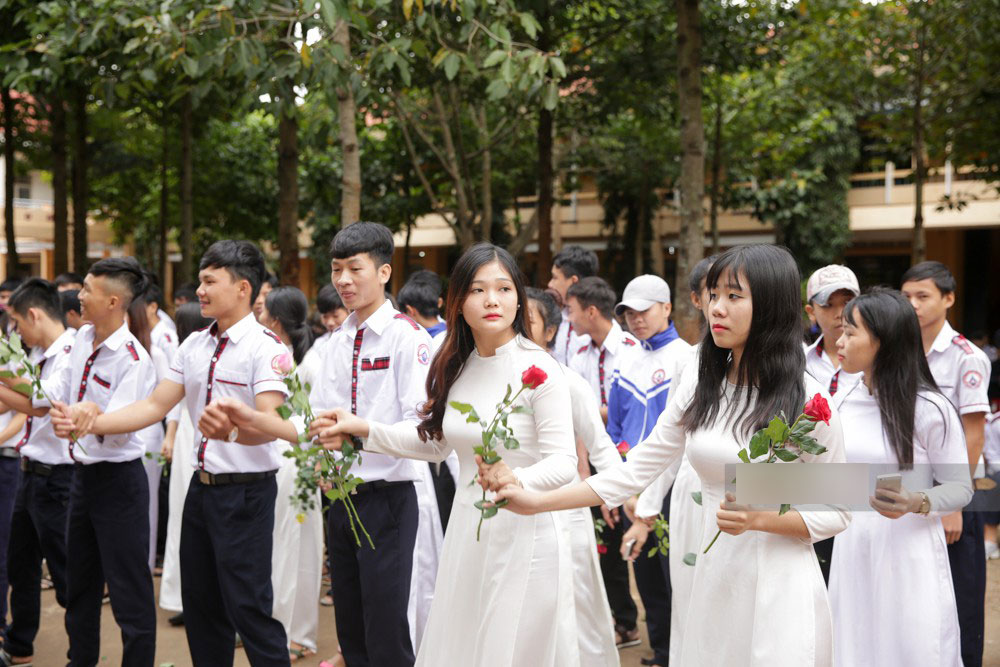 HHen Niê về trường, lên sân khấu nhún nhảy theo tiết mục cây nhà lá vườn của các thầy cô cực đáng yêu HHen Niê về trường, lên sân khấu nhún nhảy theo tiết mục cây nhà lá vườn của các thầy cô cực đáng yêu