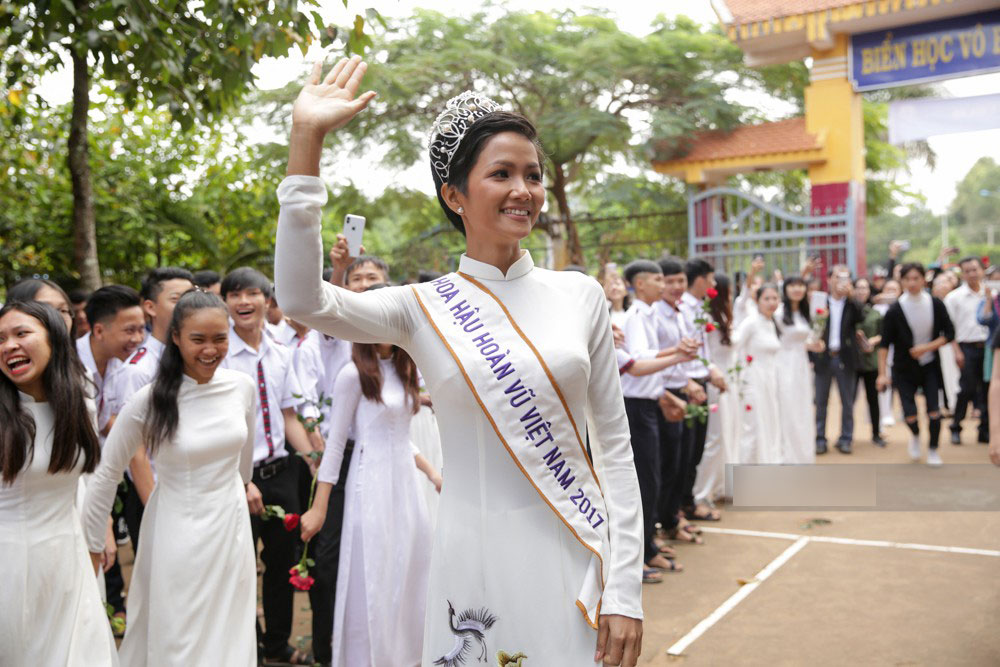 HHen Niê về trường, lên sân khấu nhún nhảy theo tiết mục cây nhà lá vườn của các thầy cô cực đáng yêu