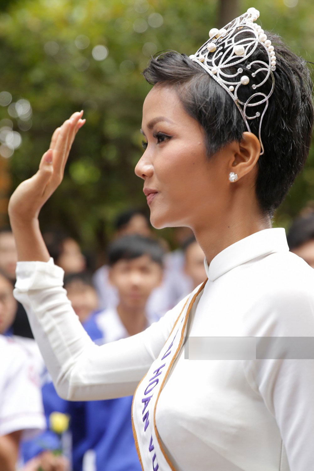 HHen Niê về trường, lên sân khấu nhún nhảy theo tiết mục cây nhà lá vườn của các thầy cô cực đáng yêu HHen Niê về trường, lên sân khấu nhún nhảy theo tiết mục cây nhà lá vườn của các thầy cô cực đáng yêu