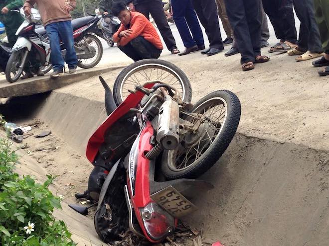 Người dân vây bắt, đạp ngã nam thanh niên trộm xe máy xuống mương nước