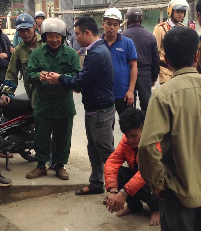 Người dân vây bắt, đạp ngã nam thanh niên trộm xe máy xuống mương nước