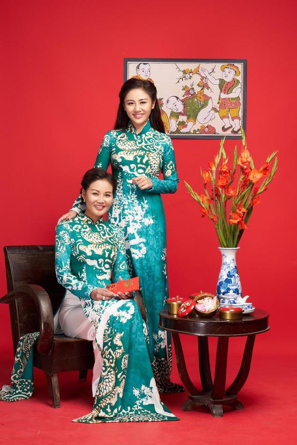 Văn Mai Hương khoe mẹ trẻ và xinh như thể chị gái