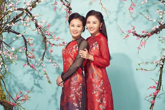 Văn Mai Hương khoe mẹ trẻ và xinh như thể chị gái