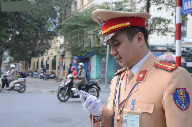 Gặp anh CSGT gây sốt với clip vừa phân luồng vừa đập tay mọi người để ăn mừng chiến thắng của U23 Việt Nam