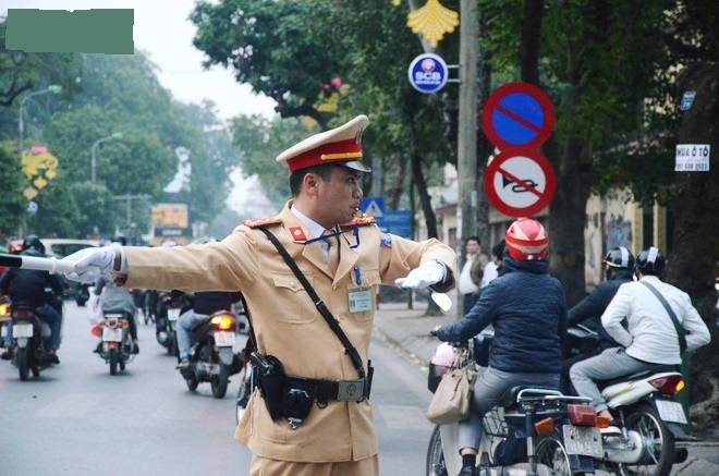 Gặp anh CSGT gây sốt với clip vừa phân luồng vừa đập tay mọi người để ăn mừng chiến thắng của U23 Việt Nam