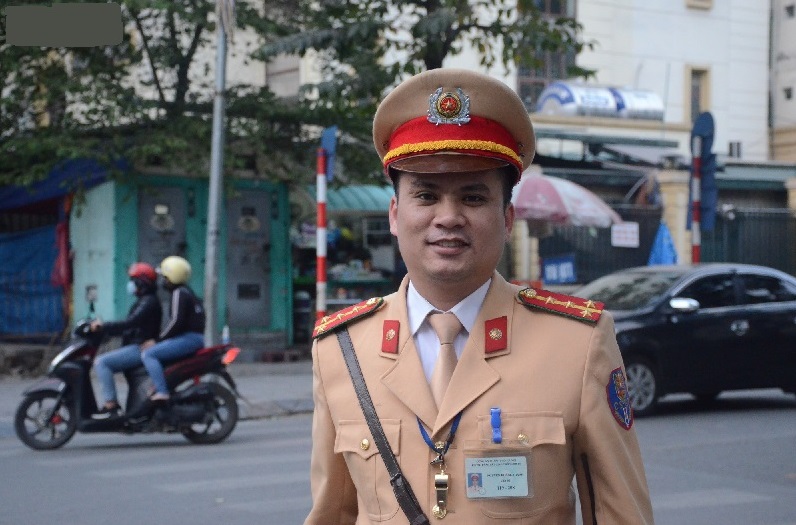 Gặp anh CSGT gây sốt với clip vừa phân luồng vừa đập tay mọi người để ăn mừng chiến thắng của U23 Việt Nam