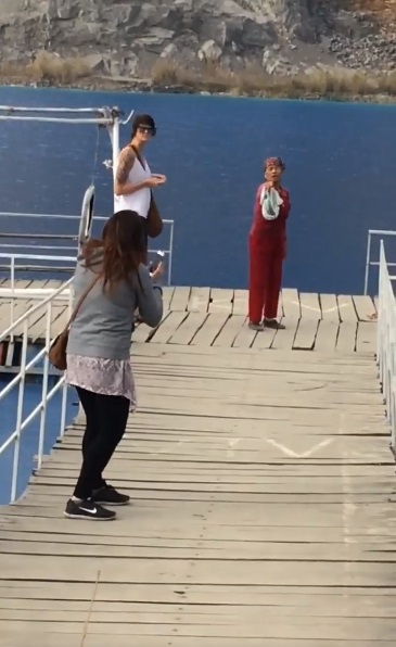 Chụp ảnh ở Tuyệt Tình cốc, khách Tây bị một phụ nữ đòi thu 10 nghìn đồng xua đuổi