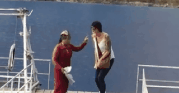 Chụp ảnh ở Tuyệt Tình cốc, khách Tây bị một phụ nữ đòi thu 10 nghìn đồng xua đuổi