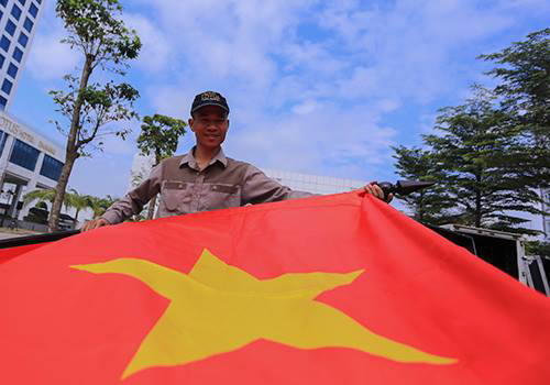 Người dân nghỉ làm sớm, mua đồ cổ vũ U23 Việt Nam