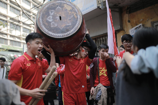 Không khí hừng hực khắp cả nước, tất cả một lòng cổ vũ đội tuyển U23 Việt Nam trước trận bán kết lịch sử với Qatar